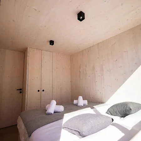 Arcadia Eco-luxe Mobile Homes With Infinity Pool By Oiko Collection *