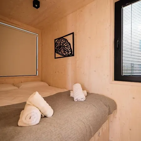 Arcadia Eco-luxe Mobile Homes With Infinity Pool By Oiko Collection ヴィラ